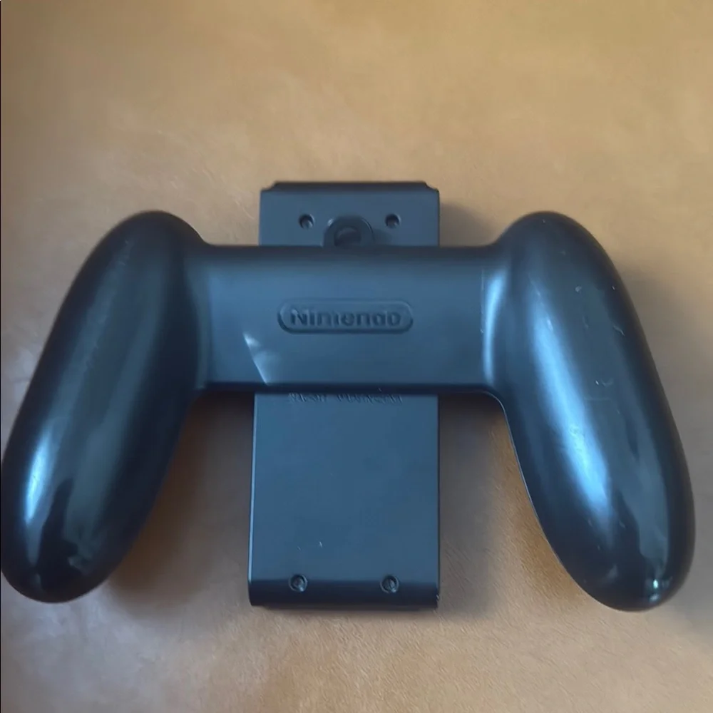 Nintendo Switch Black Joy-Con Charging Grip - Picture 2 of 2